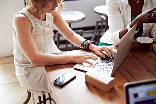 O tanara din Austria si-a dat in judecata parintii, dupa ce au publicat pe Facebook fotografii ale sale. Ce infatiseaza