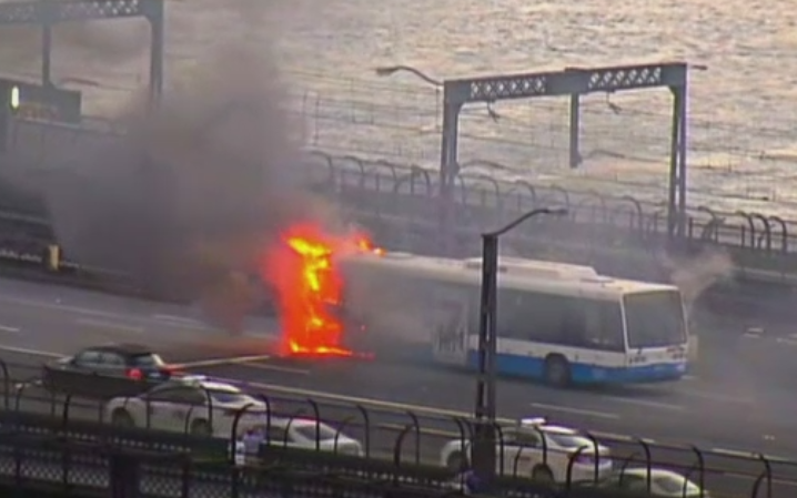 Haos in traficul din Sydney, dupa ce un autobuz a luat foc pe un pod. Ce a anuntat Guvernul
