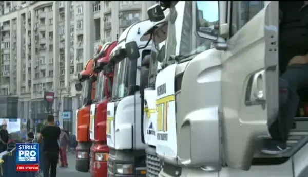 Transportatorii ar putea continua protestul chiar si dupa ora 15:00. Centrul Capitalei, blocat de sute de TIR-uri si TAXI-uri