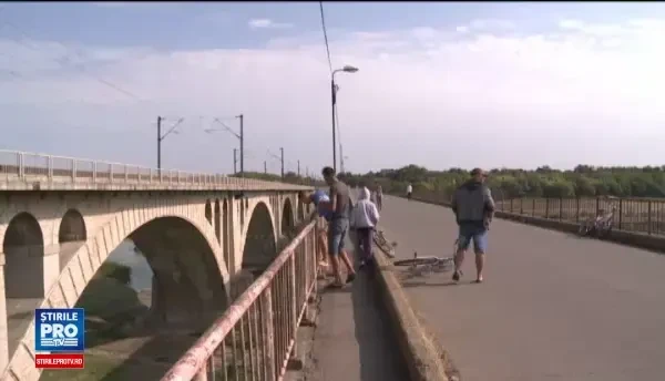 Moartea suspecta a unui tanar din Buzau, care a cazut de pe un pod, de la 20 de metri inaltime. Ce a vazut un martor