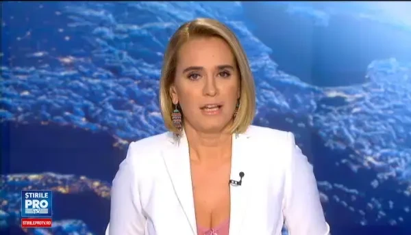 Carmen Iohannis, la volanul unei masini decapotabile alaturi de trei eleve din clasa ei. Unde se duceau