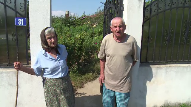 Doi batrani au fost pagubiti dupa ce au crezut ca vorbesc cu ginerele lor: "M-a prostit in asa fel, i-am dat 2000 de lei"