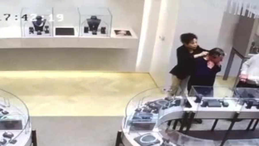 Jaful anului, dat in plina zi intr-un magazin de bijuterii din Statele Unite. Unul dintre hoti s-a intors sa mai fure ceva