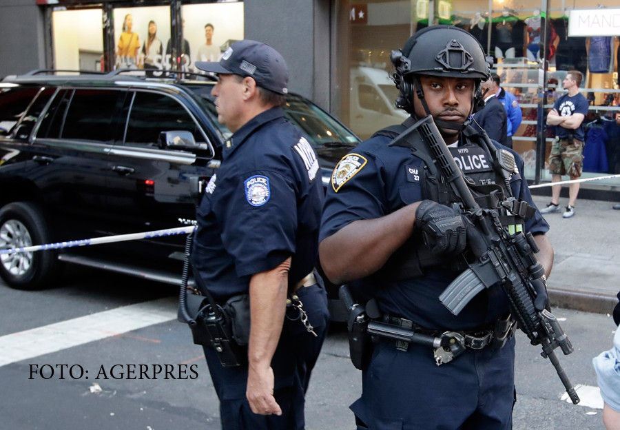 Urmarire in centrul Manhattan-ului. Un barbat care locuia intr-o masina i-a atacat pe politisti cu un satar