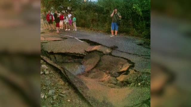 Mii de litri de apa au inundat o strada in Baia Mare, din cauza unei conducte. Revolta oamenilor: "Mizerie! E a doua oara"