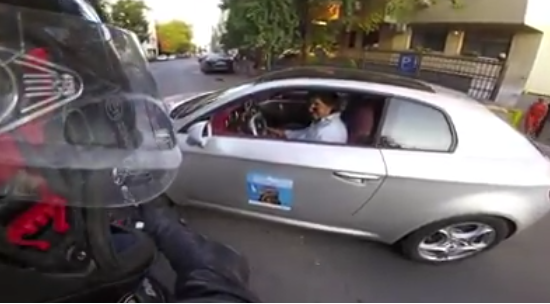 Scena revoltatoare, surprinsa in traficul din Bucuresti. Reactia unui sofer care a taiat calea unui motociclist. VIDEO