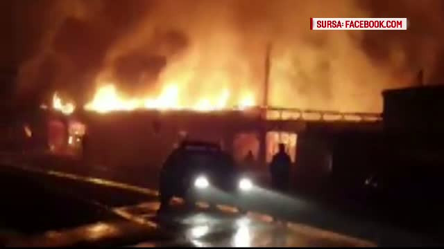 Noapte de foc la Petrosani, unde un complex comercial a fost mistuit de flacari uriase. Magazinele nu aveau autorizatie