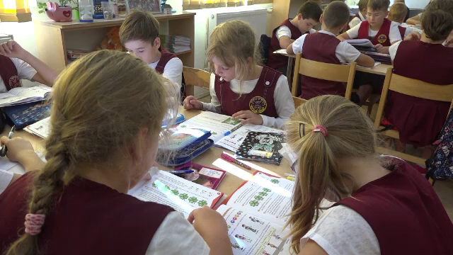 Modelul de scolarizare care a castigat teren tot mai mult in Romania. De ce prefera elevii sa invete "step by step"