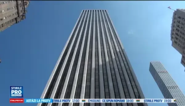 Statul la coada pentru iPhone, noua meserie din SUA. Cat castiga profesionistii care tin locul la rand cu zilele