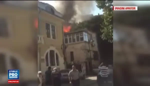 Incendiu de proportii la cladire istorica din Capitala. O scoala aflata in apropiere a fost evacuata. FOTO si VIDEO