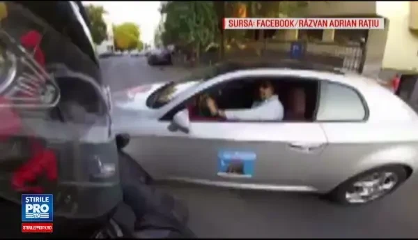 Scena revoltatoare, surprinsa in traficul din Bucuresti. Reactia unui sofer care a taiat calea unui motociclist. VIDEO