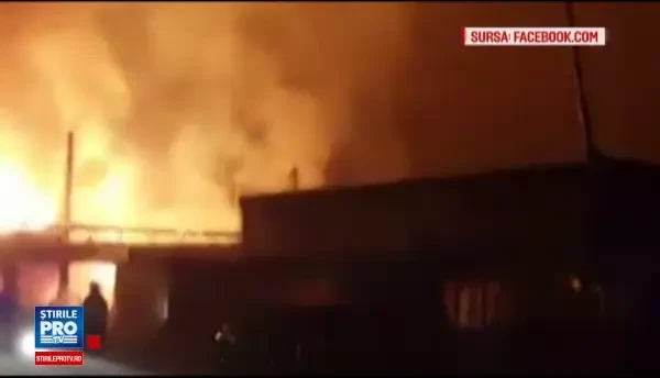 Noapte de foc la Petrosani, unde un complex comercial a fost mistuit de flacari uriase. Magazinele nu aveau autorizatie