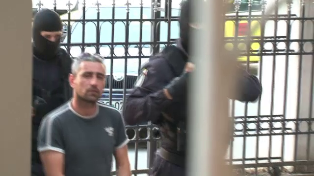 Fost politist, retinut pentru 24 de ore. Acesta ar fi organizat spectacole pornografice cu o minora de 16 ani