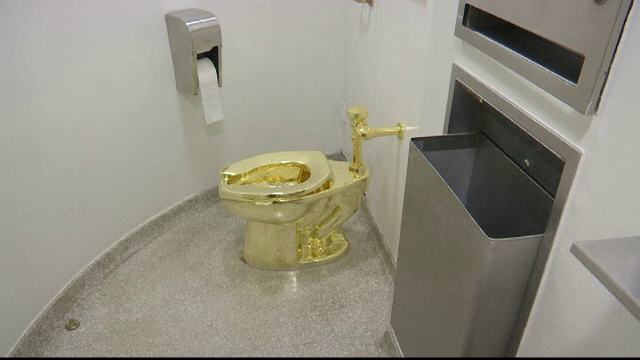 Cum arata WC-ul din aur de 18 carate. Expozitia unui italian in care ironizeaza excesele magnatului Donald Trump