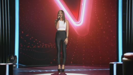 Vocea care a intors toate scaunele cu melodia "Sub pielea mea" si concurenta care i-a spus "Te iubesc" lui Smiley. VIDEO