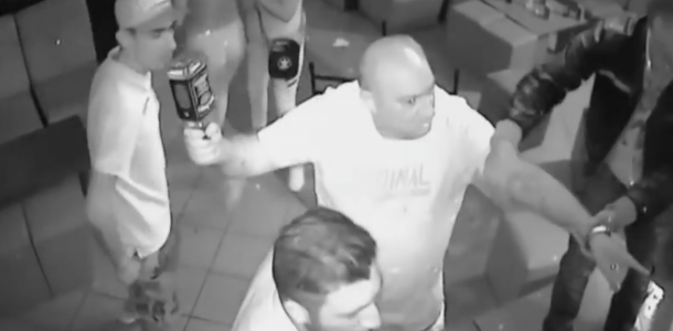 Bataie ca in filme, intr-un club de manele. Ce s-a intamplat dupa ce un grup de romi a urlat "Moarte romanilor".VIDEO