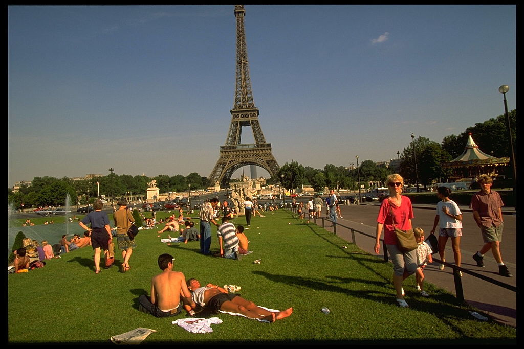 O femeie a fost ademenita pe Facebook si abuzata in grup langa Turnul Eiffel. Cine sunt suspectii