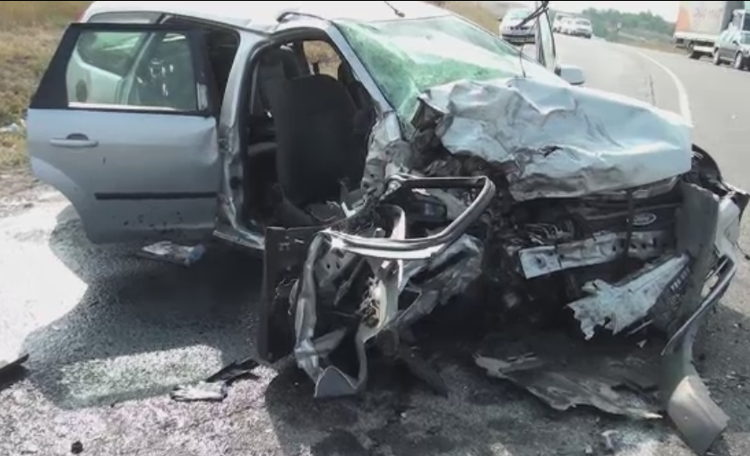 Grav accident rutier in Suceava. O fata de 14 ani a ramas incarcerata, iar mama ei e grav ranita. FOTO