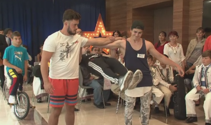 Caravana "Romanii au Talent" ajunge duminica la Cluj-Napoca. Preselectiile au loc la Hotel Golden Tulip