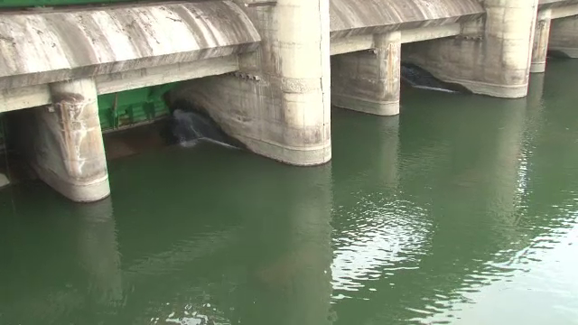 A intrat sa isi salveze nepotul, dar a platit cu propria viata. Un adolescent si un barbat au murit inecati in Raul Siret