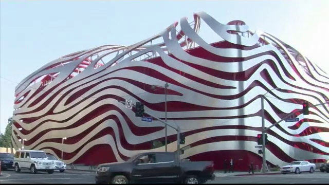 Gazduieste cele mai luxoase masini si a fost renovat cu 125 de milioane de dolari. Cum arata muzeul de automobile din L.A.