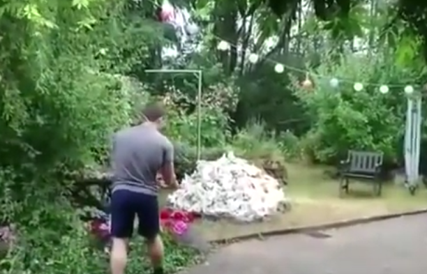 Si-a distrus gradina cu un singur gest. Ce a urmat dupa ce a aruncat lumanari aprinse peste gunoi. VIDEO