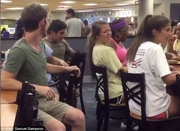 Gluma unor studenti s-a lasat cu bataie. Imaginile au fost vazute de catre 47 de milioane de utilizatori. VIDEO