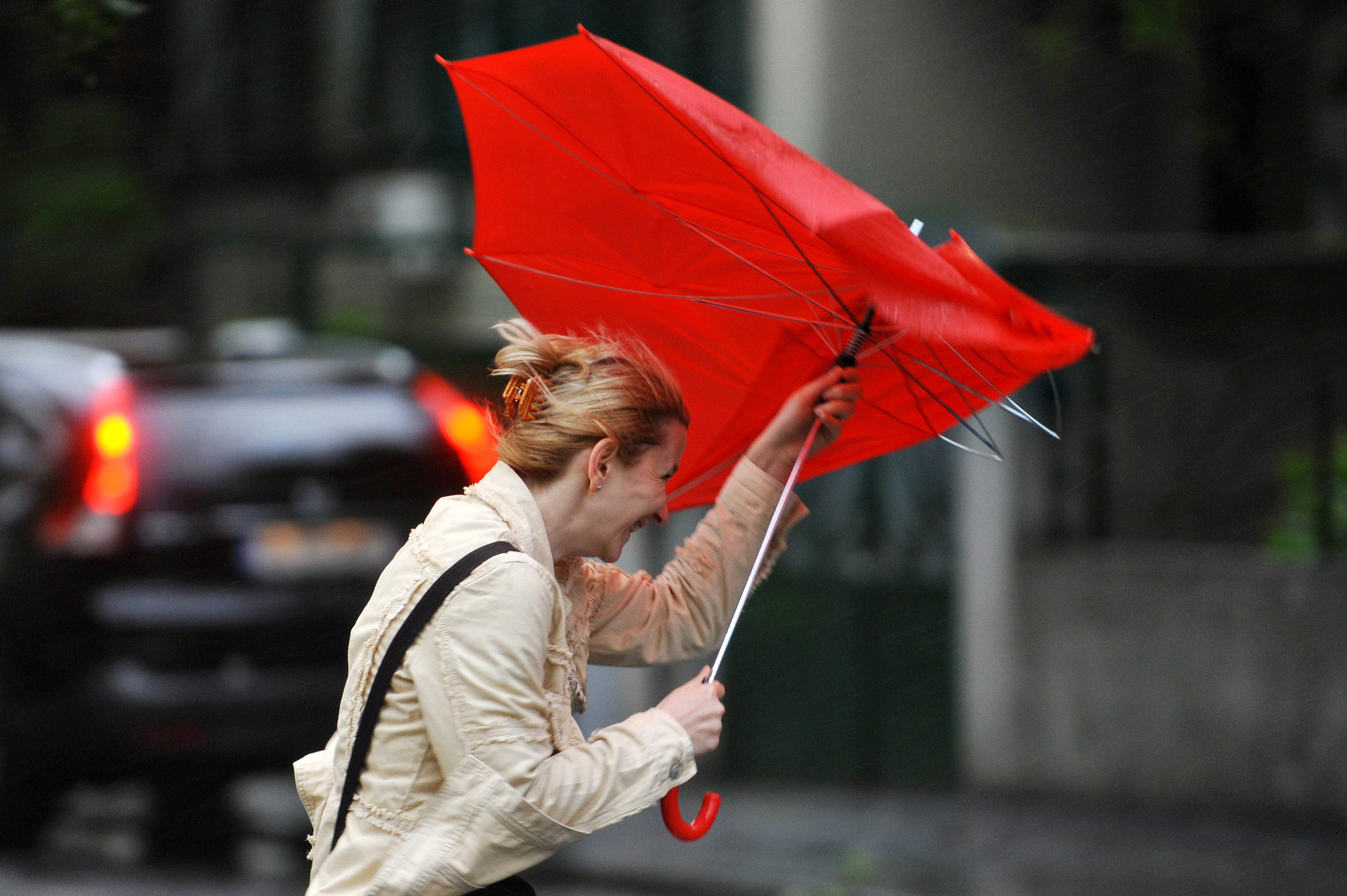 Toamna vine brusc din aceasta dupa-amiaza. Ploi, vijelii si temperaturi scazute in toata tara, de duminica pana marti seara