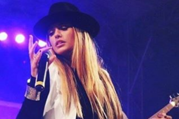 Cea mai noua imagine cu Antonia, la plimbare cu Alex Velea. Cum arata artista in a saptea luna de sarcina