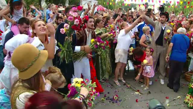 "Bataia cu flori", traditie reinviata la festivalul "Povesti de Bucuresti". Semnificatia acestei sarbatori
