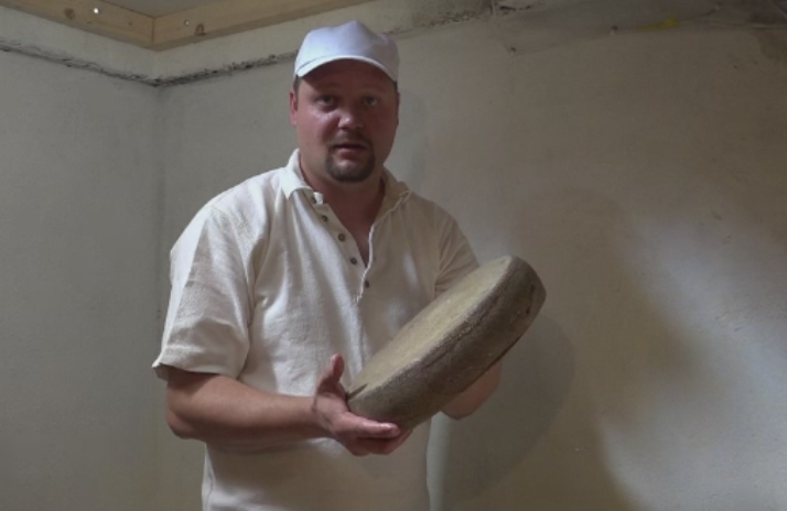 A furat secretele elvetienilor si a investit intr-un atelier unde face branza maturata. Cu cat vinde Istvan kilogramul