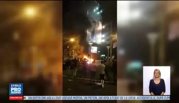 Un sofer de 22 de ani a lovit o masina parcata in Capitala. Autoturismul sau a luat foc in urma impactului