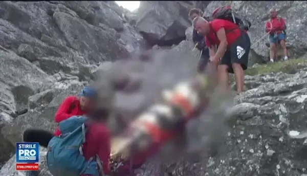 Turist in varsta de 50 de ani, recuperat de salvamontistii din Prahova dupa o interventie dificila de 8 ore