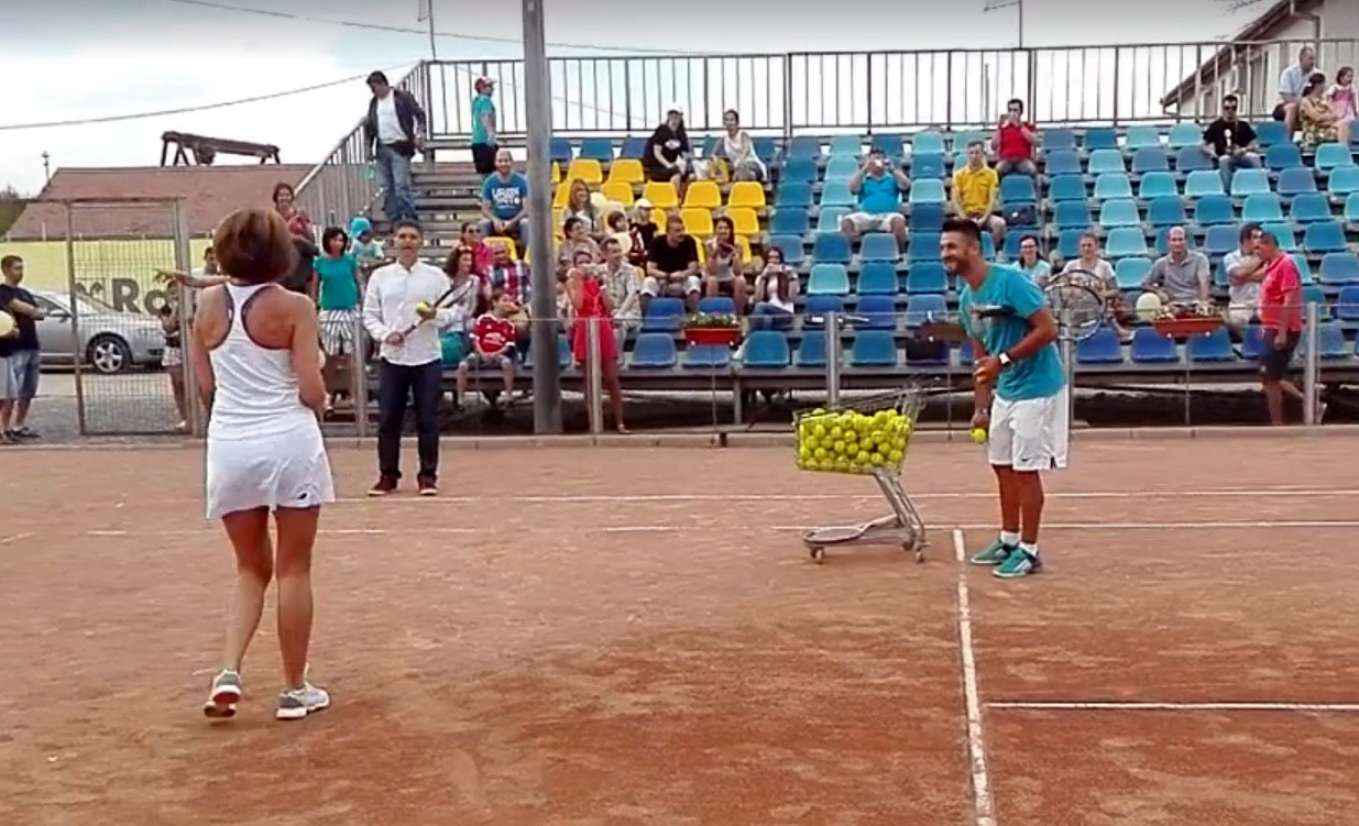 Prima Doamna a tarii, pe terenul de sport. Cat de bine loveste Carmen Iohannis cu racheta de tenis. VIDEO