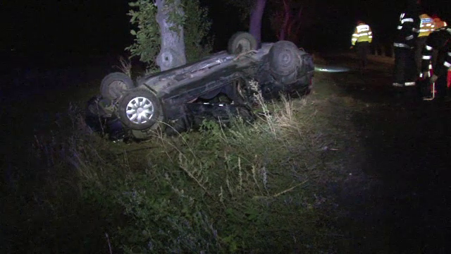 Un tanar de 21 de ani, beat, fara permis si cu numere false s-a rasturnat cu masina si a fugit. Pe cine a lasat ranit in urma