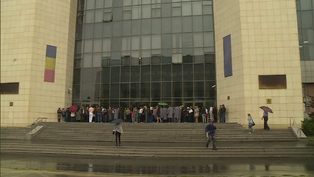 Grefierii au protestat in fata Tribunalului Bucuresti, nemultumiti ca muncesc peste program, din cauza lipsei de personal