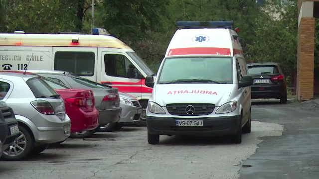 O batrana in varsta de 80 de ani a fost legata de patul unui spital, cu pjiamelele. Explicatiile date de medici