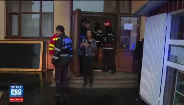 Scoala evacuata in Pitesti, dupa ce cladirea s-a umplut de fum. O eleva ar putea fi dusa la spital