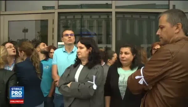 Grefierii au protestat in fata Tribunalului Bucuresti, nemultumiti ca muncesc peste program, din cauza lipsei de personal