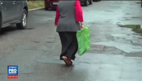 O batrana in varsta de 80 de ani a fost legata de patul unui spital, cu pjiamelele. Explicatiile date de medici