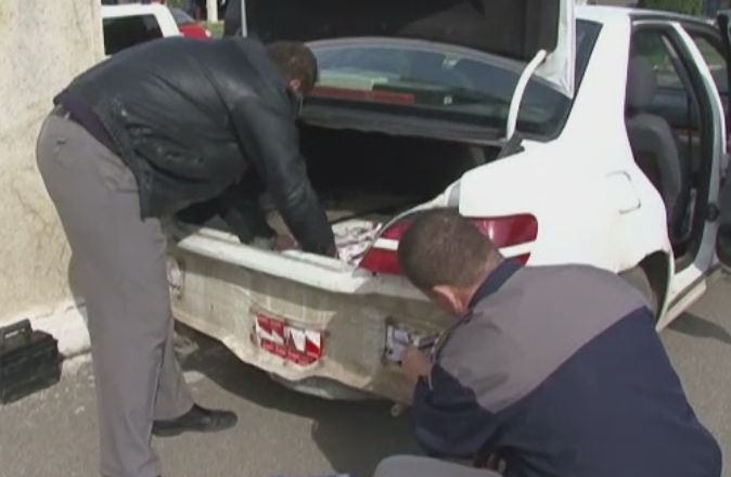 Politist de frontiera din Maramures, prins de colegi cu tigari de contrabanda in portbagaj. Ce decizie a luat agentul