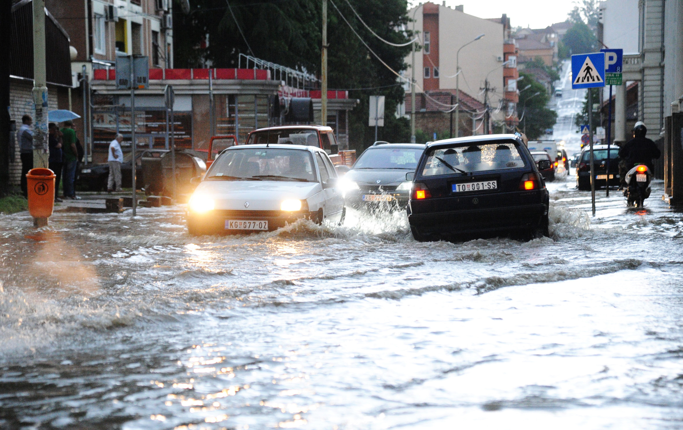 Ploile torentiale au facut prapad in aproape toata tara. Un sofer s-a rasturnat cu masina intr-o groapa de 15 metri