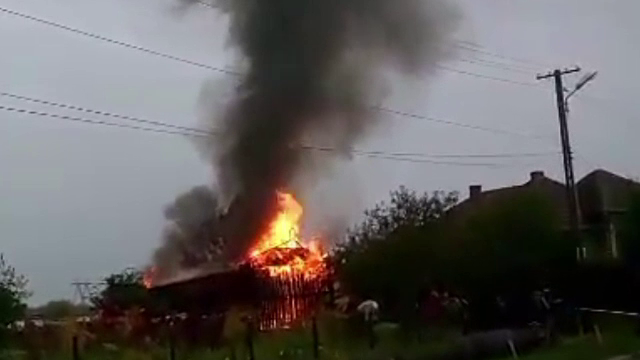 Incendiu puternic provocat de un fulger, in Maramures. Interventia pompierilor a salvat mai multe case