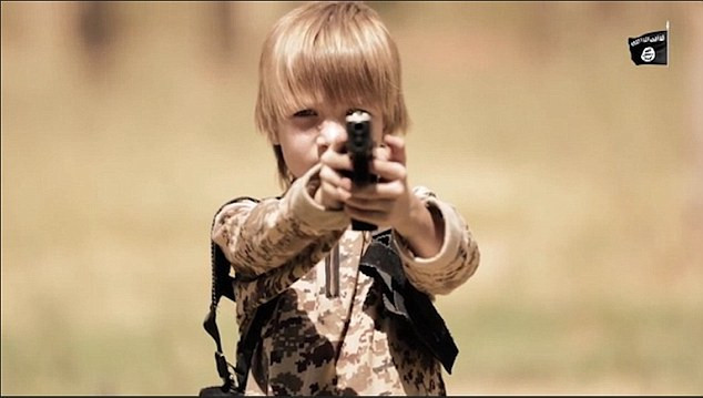 Noi imagini facute publice de ISIS. Un copil de numai 10 ani, pus sa execute un prizonier, in Irak. VIDEO