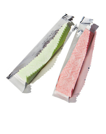 Trucul care va poate salva viata. Cum puteti face focul cu ajutorul gumei de mestecat. VIDEO