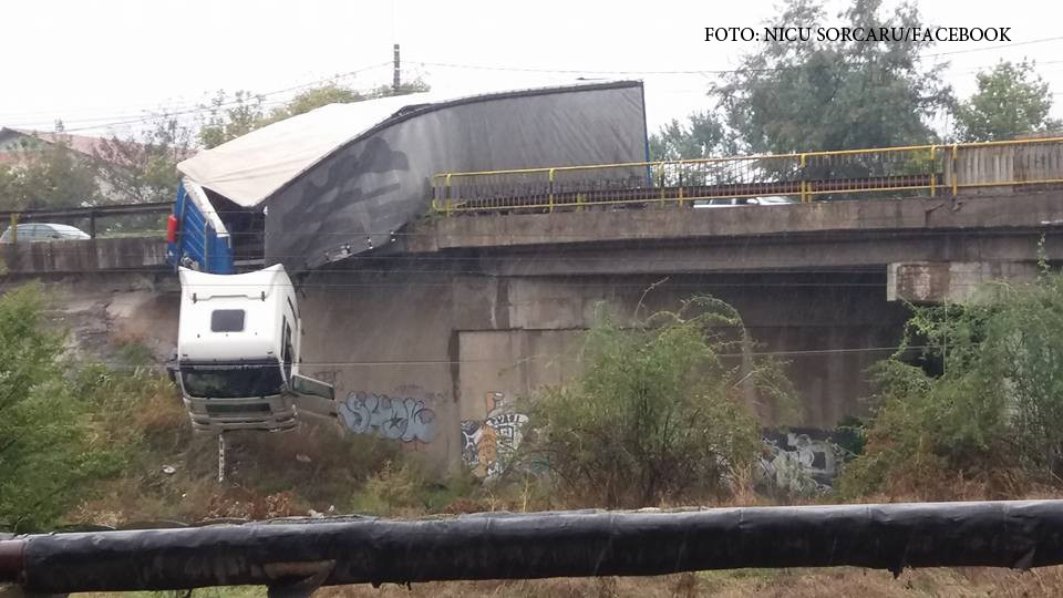 Accident spectaculos in judetul Galati. UN TIR a ramas suspendat de podul din Tirighina
