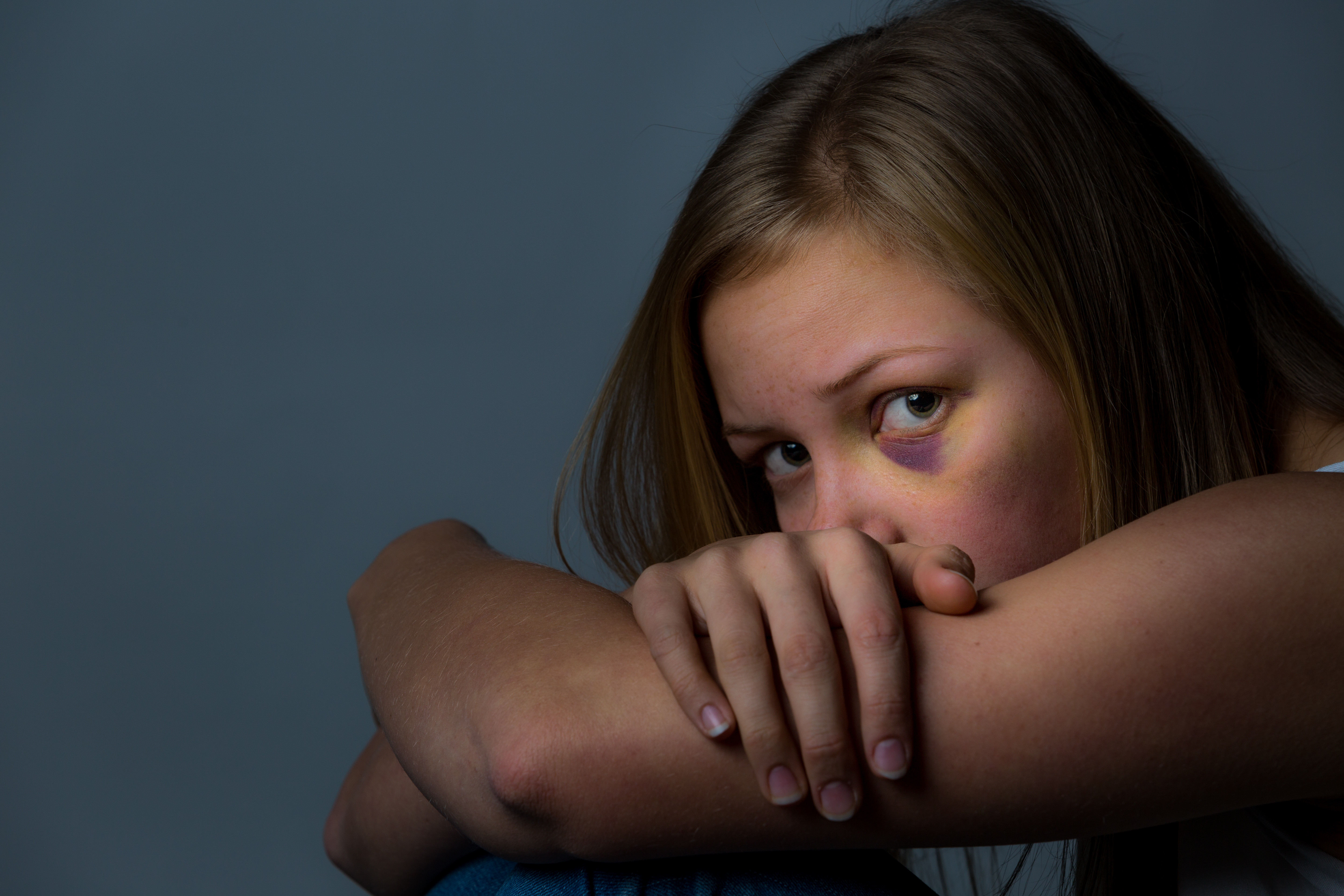 O tanara, snopita in bataie de un grup de adolescente, in Londra. "Au sarit pe ea ca pe un animal"