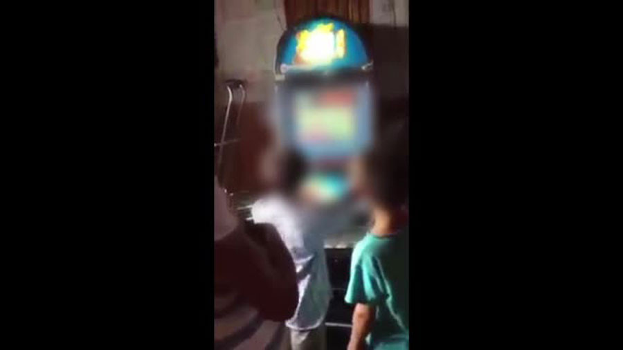 Doi copii au fost filmati in timp ce jucau la pacanele intr-un bar din Vaslui. Cat au castigat la final