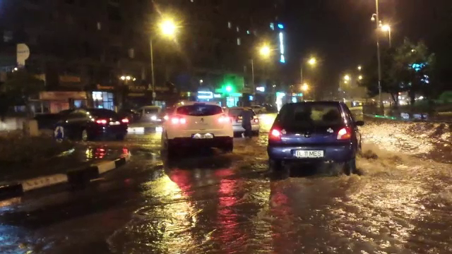 Un TIR a luat foc, strazile s-au transformat in rauri, iar masinile au ramas blocate in balti. Urmarile codului portocaliu