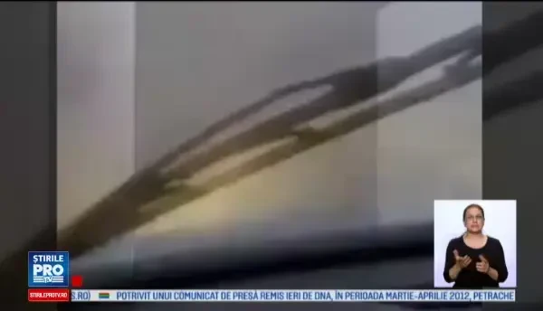 Ploile torentiale au facut prapad in aproape toata tara. Un sofer s-a rasturnat cu masina intr-o groapa de 15 metri